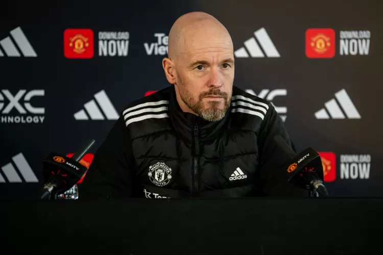 Erik ten Hag telah diberitahu untuk "berhenti membuat alasan" oleh pendukung Manchester United yang marah setelah mengklaim persentase kemenangannya akan jauh lebih tinggi tanpa cedera. (X/@HaytersTV)