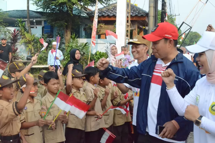 Pj. Bupati Bogor Asmawa Tosepu Bersama Warga Rancabungur Meriahkan HUT RI dengan Jalan Sehat (Diskominfo Kabupaten Bogor)