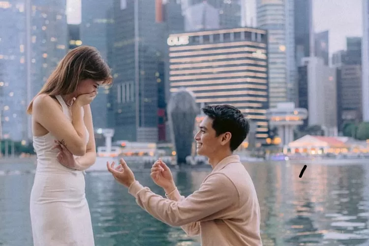 Momen Cassandra Lee dilamar sang kekasih