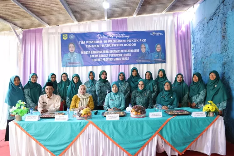 Pj. Ketua TP PKK Kabupaten Bogor, Siti Chomzah Asmawa, melakukan pembinaan terhadap 10 program PKK kepada jajaran TP-PKK Desa Rawa Panjang Kecamatan Bojonggede (Humas Kab Bogor)