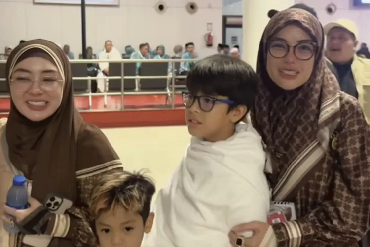 Nikita Mirzani berangkat umroh