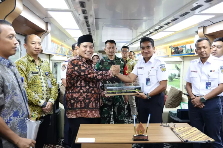 Pj. Bupati Bogor, Bachril Bakri menandatangani Memorandum Of Understanding (MOU) dengan PT. Kereta Api Indonesia (KAI).  (Diskominfo Bogor)