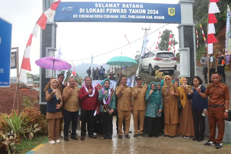 Pemkab Bogor terima Tim Verifikasi Akhir P2WKSS Jawa Barat di desa Cibunian  (Diskominfo Bogor)