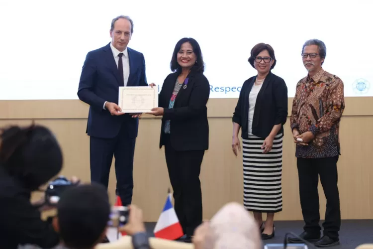 Prof. Dr. Wening Udasmoro, S.S., M.Hum., DEA., seorang Guru Besar di Fakultas Ilmu Budaya Universitas Gadjah Mada (UGM) Penerima penghargaan di Remise Des Palmes Acad&eacute;miques (goodnewsfromindonesia)