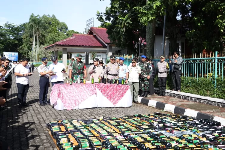Pemkab Bogor Bersama Polres Bogor dan Kodim 0621 Musnahkan 15 Ribu Botol Miras Hasil Operasi Gabungan (Diskominfo Bogor)
