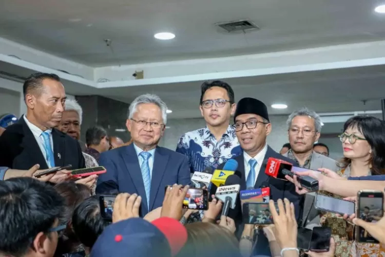 Potret Mendikti Saintek RI Brian Yuliarto (tengah kanan). (Dok. Kemdikti Saintek RI)