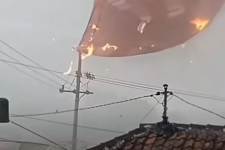 Balon udara sangkut di kabel listrik di Malang