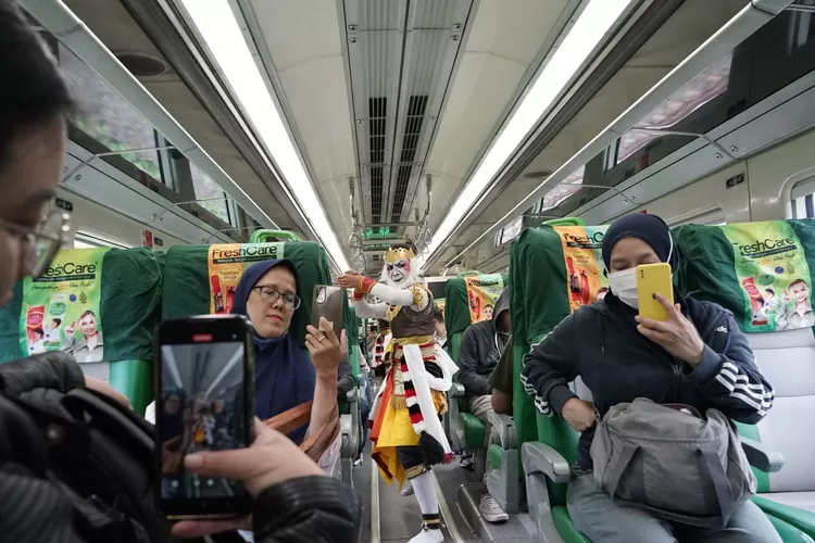 Pertunjukkan Tari Beksan Wanara di KA Bandara YIA.