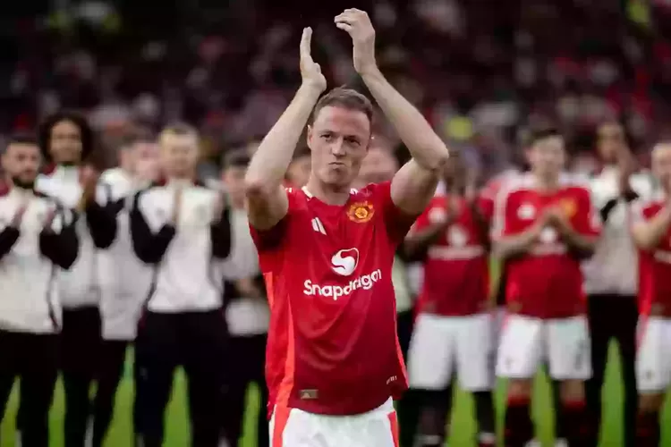 Jonny Evans resmi pensiun sebagai pemain Manchester United. (X/@ManUtd)