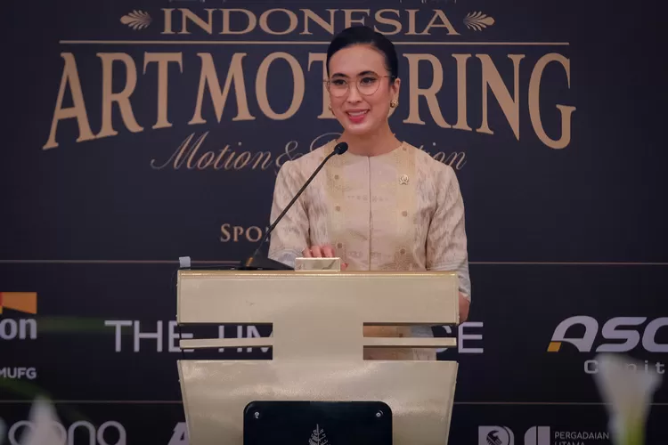 Menteri Pariwisata, Widiyanti Putri Wardhana saat sambutan di acara "Indonesia Art Motoring II", sebuah pameran yang menghadirkan deretan koleksi mobil klasik serta ragam karya seni yang mengambil inspirasi dari dunia otomotif di Jakarta, Jumat (1/8/2025).