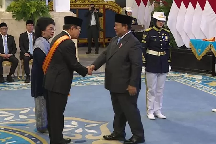 Agum Gumelar mendapat Bintang Republik Utama