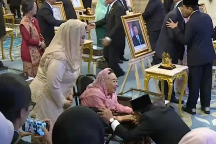 Gus Yahya dan Gus Ipul sungkem ke Istri Almarhum Gus Dur, Sinta Wahid