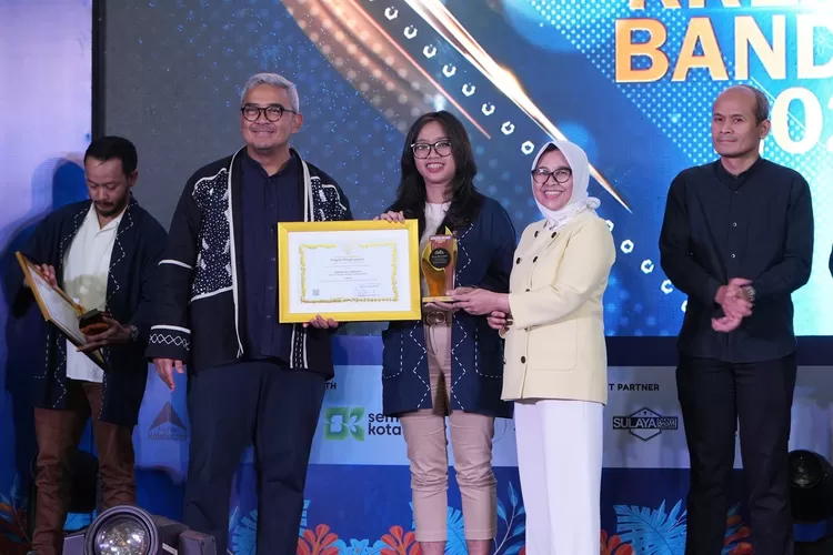 Pemberian penghargaan di Anugerah Kreator Bandung 2025.