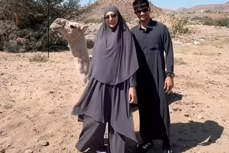 Aktris Tyas Mirasih saat melakukan ibadah umroh bersama sang suami