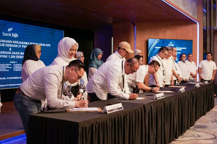 Pelaksanaan Akad Massal KPR bank bjb   sebanyak 1.200 debitur Jumat (10/11) di kantor pusat bank bjb.
