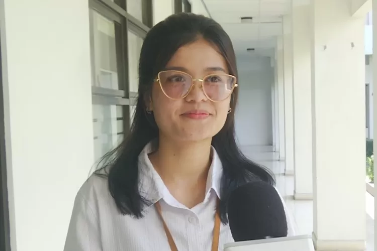 Winny Natali, peraih beasiswa  Ikatan Dinas Pos Indonesia.