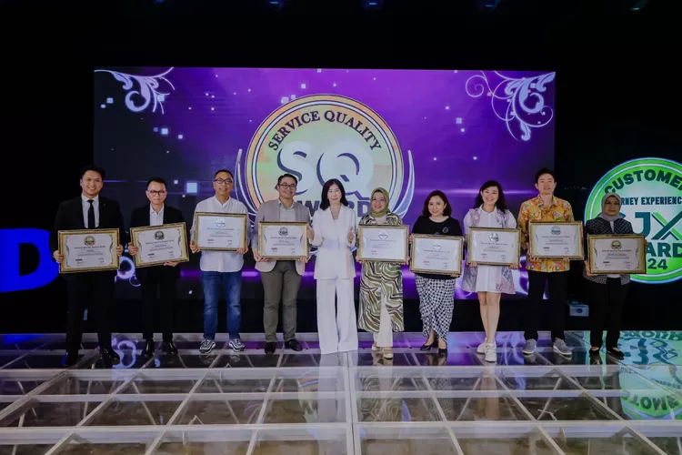 Direktur Bisnis Konsumer BRI Handayani saat menerima penghargaan Total Service Quality Satisfaction based on Customer Perception Survey SQIndex 2024 dengan Predikat Diamond di ajang Service Quality Awards 2024.