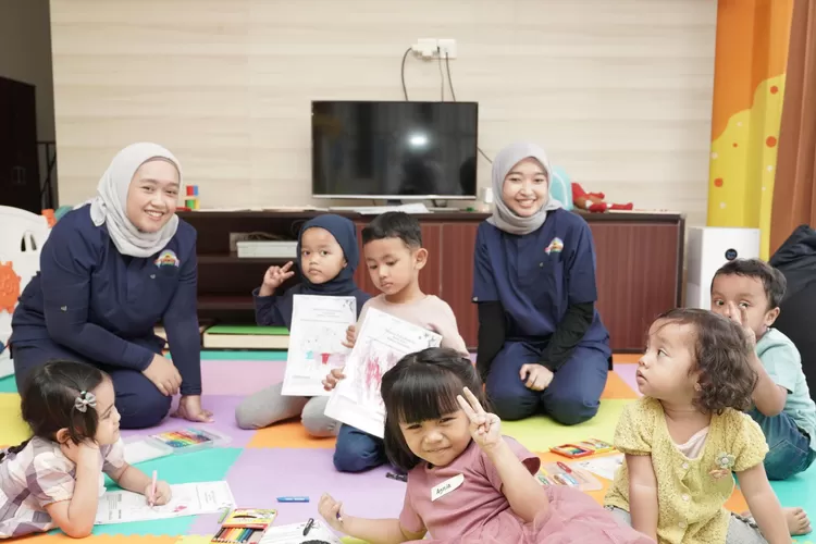 Taspen Daycare dilengkapi ruang bermain dan beraktivitas bagi anak, tempat tidur, toilet training, serta pengasuh yang terlatih dan berpengalaman.