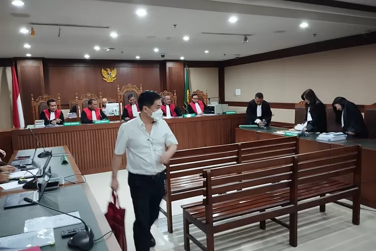 Pengusaha Budi Said kini menghadapi dakwaan berat setelah diduga melakukan kongkalikong dalam pembelian emas PT Antam dengan harga di bawah standar.