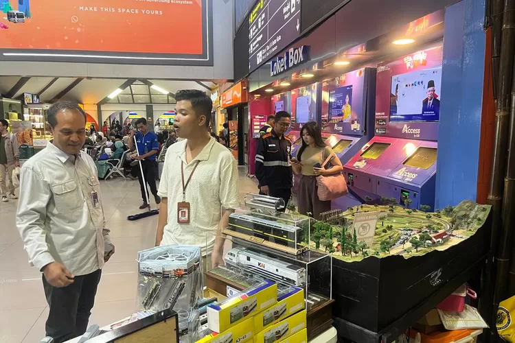 EVP 2 Bandung Takdir Santoso (kiri) saat melihat Diorama.