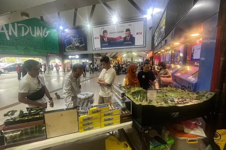 Diorama Miniatur Kereta Api Argo Parahyangan di Ruang Tunggu Stasiun Bandung sisi Utara.