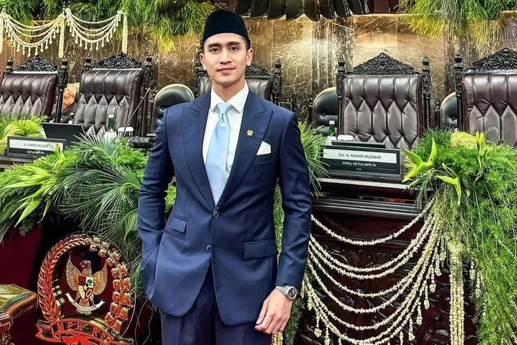 Public Speaking Verrell Bramasta Diacungi Jempol, Adik Raffi Ahmad Malah 'Gagu' di Rapat DPRD Jawa Barat. (Instagram/@bramastavrl)