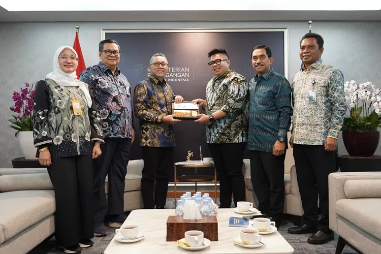 TASPEN serahkan manfaat pensiun dan Tabungan Hari Tua (THT) kepada sejumlah menteri. (Taspen)