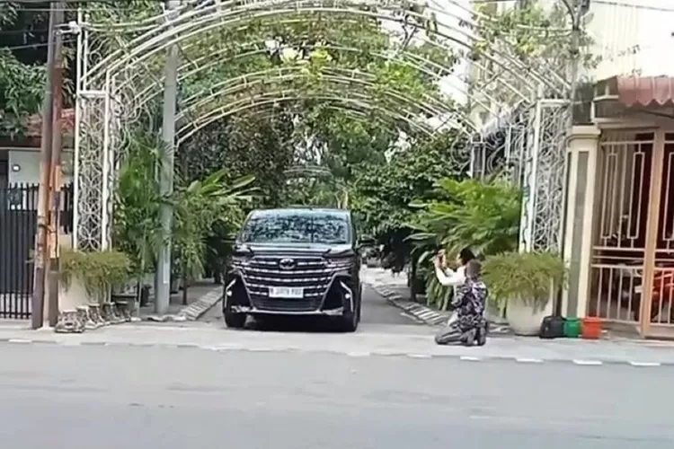 Geger! Jokowi Ramai Dituding Drama Pencitraan Buntut 2 Pria Berlutut di Depan Gang Rumahnya di Solo (X/@jokowi)