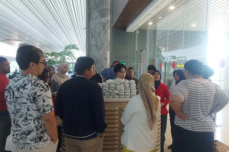 Sejumlah penumpang yang terdampak keterlambatan penerbangan Batik Air ID 6369 rute Bandara Internasional Yogyakarta - Bandara Internasional Soekarno-Hatta, Rabu (18/12).  (Foto: Indra)
