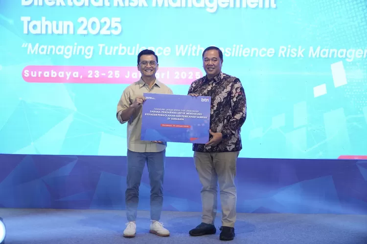Direktur Manajemen Risiko BTN, Setiyo Wibowo (kiri), menyerahkan bantuan untuk pengelolaan sampah di Surabaya. (BTN)