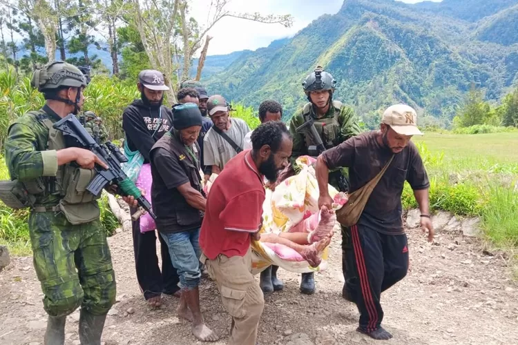 Satgas Koops TNI Habema Kogabwilhan III saat evakuasi korban kekejaman OPM di Distrik Anggruk. (TNI AD)