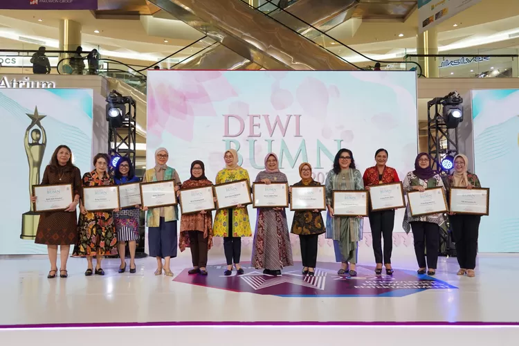 Tiga direksi wanita PT Taspen meraih penghargaan Direksi Eksekutif Wanita Indonesia BUMN (DEWI BUMN) 2025 yang digelar oleh MarkPlus Inc.