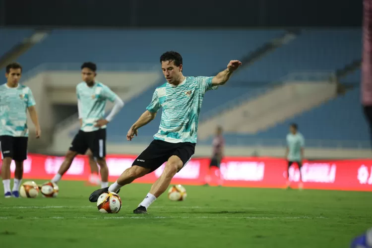 Thom Haye saat latihan bersama Timnas Indonesia di Vietnam (Dok: PSSI)