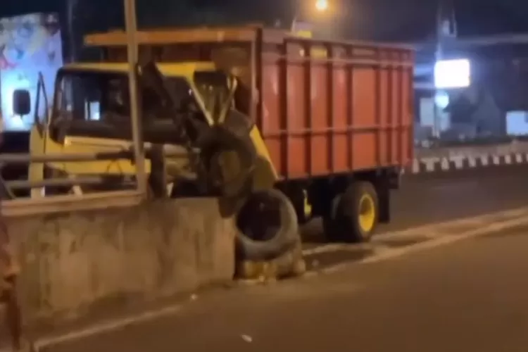 Kecelakaan Truk Tabrak Beton Pembatas Jalan Di Arah Flyover Jatingaleh ...