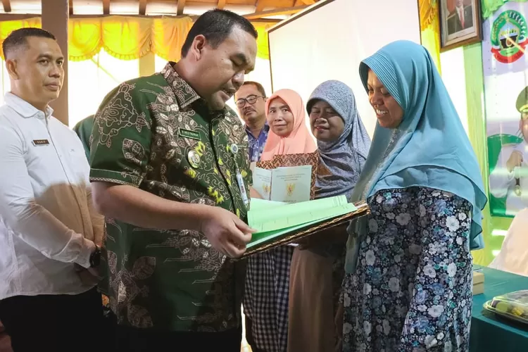 Bupati Blora Arief Rohman, Serahkan 703 Sertifikat Program PTSL Ke ...