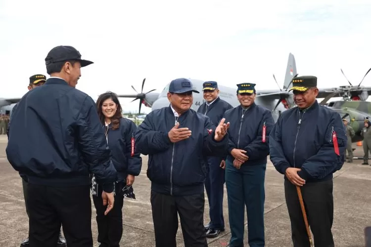 Prabowo Subianto, Presiden Jokowi, 3 kepala staf, dan Ketua Komisi I DPR RI Meutya Hafid mengenakan jaket bomber biru tua. 