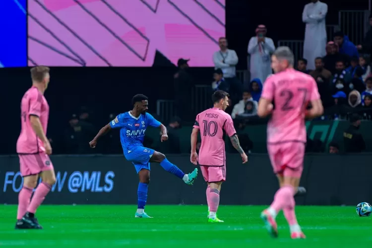 Lionel Messi kala membela Inter Miami menghadapi Al Hilal dalam laga Riyadh Season Cup di Kingdom Arena, Riyadh, Selasa (30/1/2024) dini hari WIB. (X @Alhilal_EN)