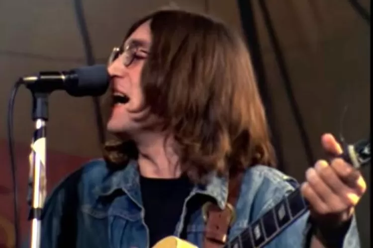 John Lennon merekam Mother usai The Beatles bubar. (foto tangkapan layar youtube ABKCOVEVO)