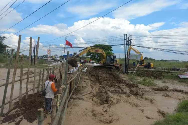 Tanggul Sungai Tuntang Diperbaiki, Alat Berat Dikerahkan Untuk ...