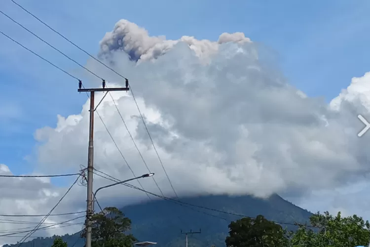 Alami 28 Kali Gempa Letusan, Siang Ini Gunung Ibu Kembali Erupsi Hingga ...