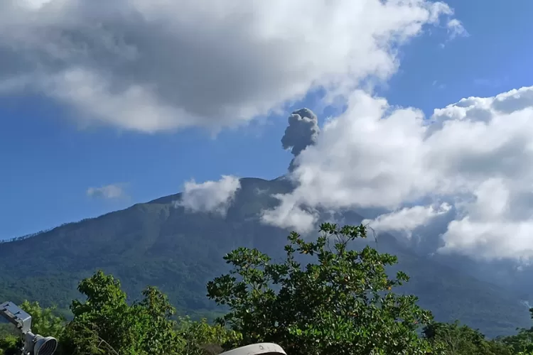 Erupsi Gunung Api Ili Lewotolok Kamis, 29 Februari 2024: Masyarakat ...