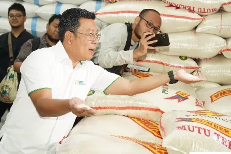 Kepala Badan Pangan Nasional Arif Prasetyo Adi ketika memantau langsung pasokan dan harga beras di pasar. (Dok Bapanas)