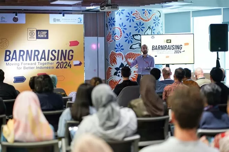 Salah satu pembicara menyampaikan materi dalam Barn Raising 2024 'Moving Forward Together for Better Indonesia'. (suaramerdeka.com / dok)