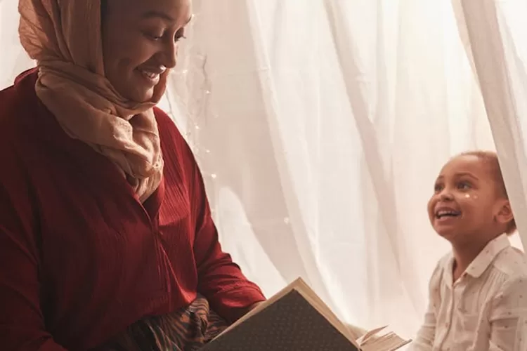 Seorang Ibu sedang membacakan kisah Islami Nabi Musa kepada anaknya yang berjudul, Sapi Betina dan Anak yang Kejam (pexels/@werner pfennig).