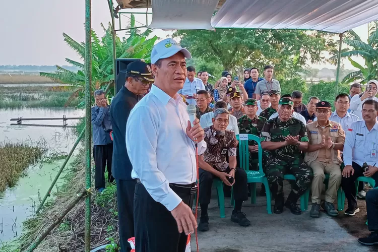 Menteri Pertanian (Mentan) Andi Amran Sulaiman menyampaikan beberapa solusi bagi para petani yang tanaman padinya terendam banjir, di Desa Turunrejo Kecamatan Brangsong Kabupaten Kendal, Jumat (22 Maret 2024). (suaramerdeka.com/dok)