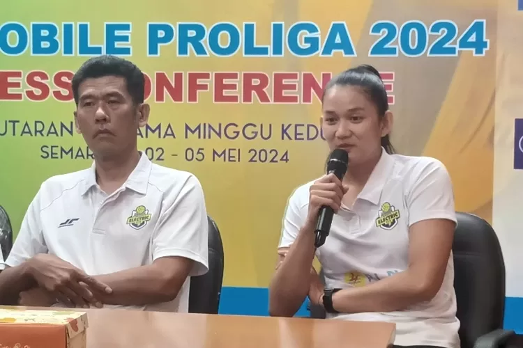 Pelatih tim voli putri Jakarta Electric PLN, Chamnan Dokmai dan pemainnya, Maya Indri dalam sesi jumpa pers Proliga 2024. / suaramerdeka.com