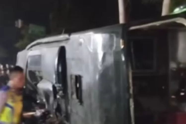 Kondisi bus rombongan pelajar SMK Lingga Kencana Depok yang mengalami kecelakaan lalu lintas di Ciater Subang. (foto Instagram Subang Info)