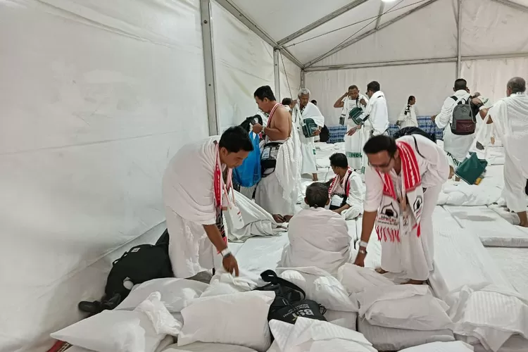 Jemaah haji Indonesia mulai datang dan menempati tenda di Arafah, Jumat (14/6/2024). Mereka akan melakukan wukuf pada Sabtu (15/6/2024). (suaramerdeka.com/Setiawan Hendra Kelana/MCH 2024).