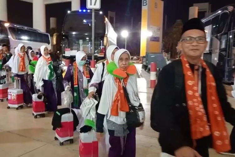 Jemaah haji yang tergabung dalam kelompok terbang (Kloter) SUB 01 mengawali pemulangan gelombang pertama jemaah Indonesia ke tanah air. (suaramerdeka.com/Setiawan Hendra Kelana)