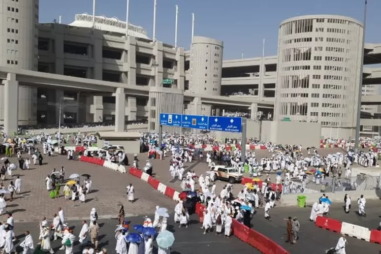 Jemaah haji di kawasan Mina, banyak yang menggunakan payung untuk menghindari sengatan langsung sinar matahari. (Foto: suaramerdeka.com/Setiawan Hendra Kelana/MCH 2024)